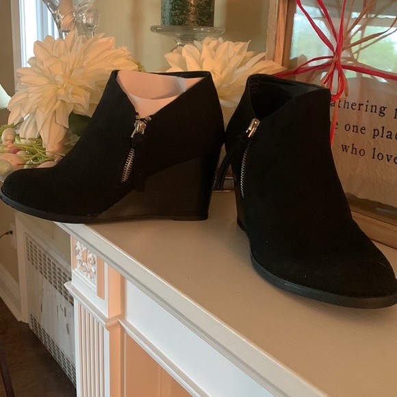 NEW**SO scallop Black Bootie SIZE 7.5 - Picture 5 of 5